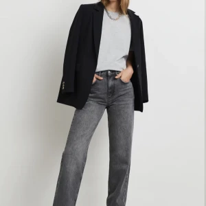 90s high waist jeans, washed grey. Storlek 42  - Helt nya jeans med lapparna kvar från Ginatricot , nypris 599kr. Storlek 42 