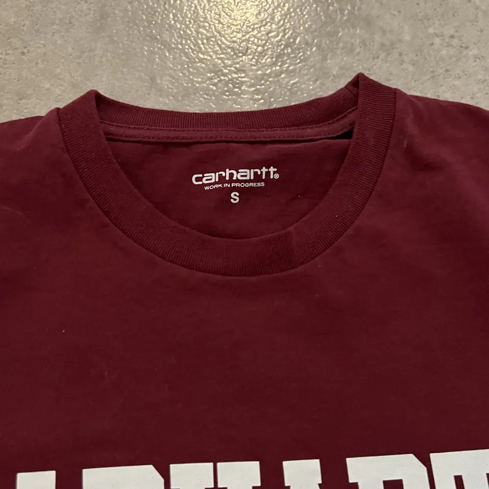 Carrhart longsleeve i fint skick. Liten fläck vid kragen som troligtvis kan gå bort i tvätten. Använd 4 gånger . T-shirts.