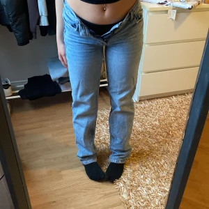low waist jeans - low waist jeans från Gina tricot så fina säljer för dom tyvärr e för små på mig nu sl 32