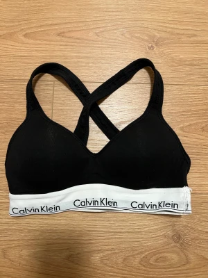 Calvin Klein bh - Säljer min svarta Calvin Klein bh i storlek S då den är köpt i fel storlek. Den är snålt använd och i mycket gott skick. Säljer den för 150kr och köparen står för frakt!