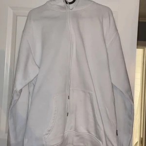 Hoodie - Vit hoodie, snören till luvan har åkt ur men dem är det bara att sätta i igen. Storlek L men sitter som M/L. 150 kr + fraktkostnaden. 
