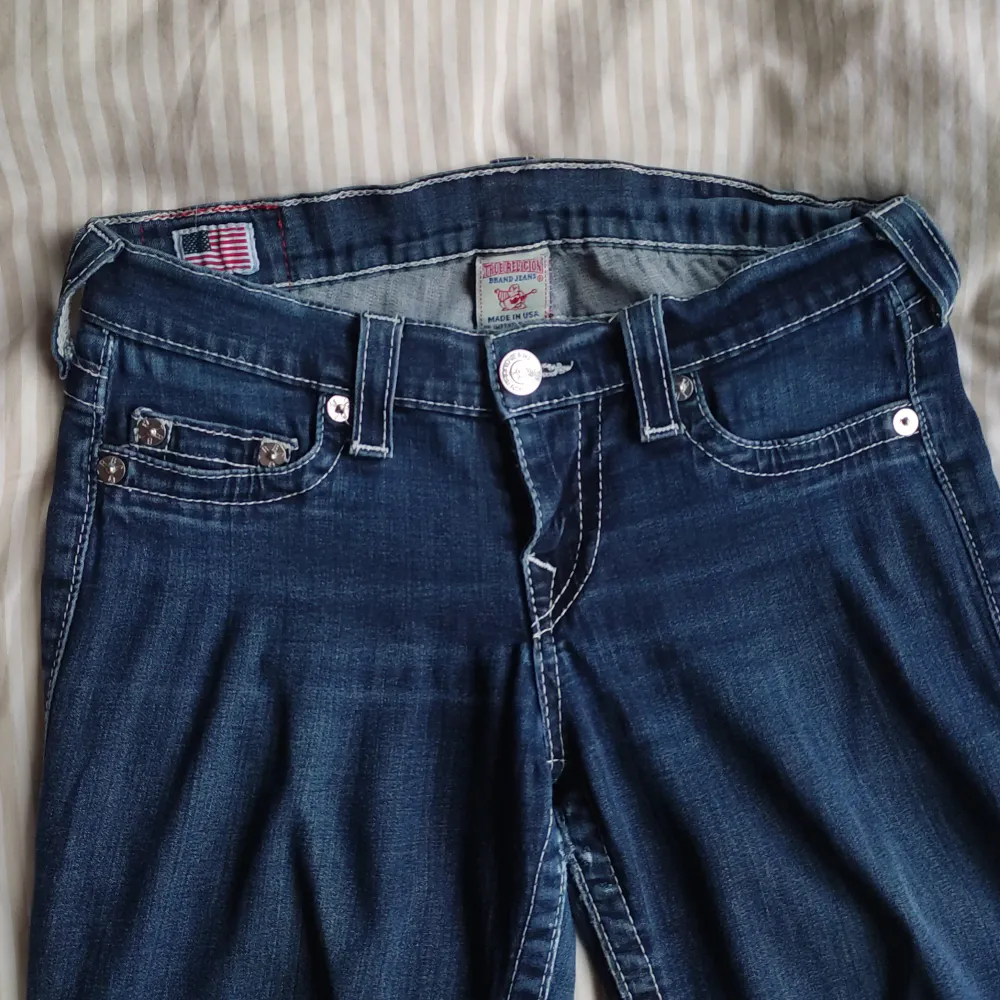 Ett par asfeta skinny true religion jeans, köpta på plick. Jag säljer dom då de inte passar. De är i storlek 28/M-typ och de är äkta. Skriv gärna om ni har funderingar eller om ni vill ha fler bilder 🍁 Pst, pris kan alltid diskuteras vid snabb affär 💞. Jeans & Byxor.
