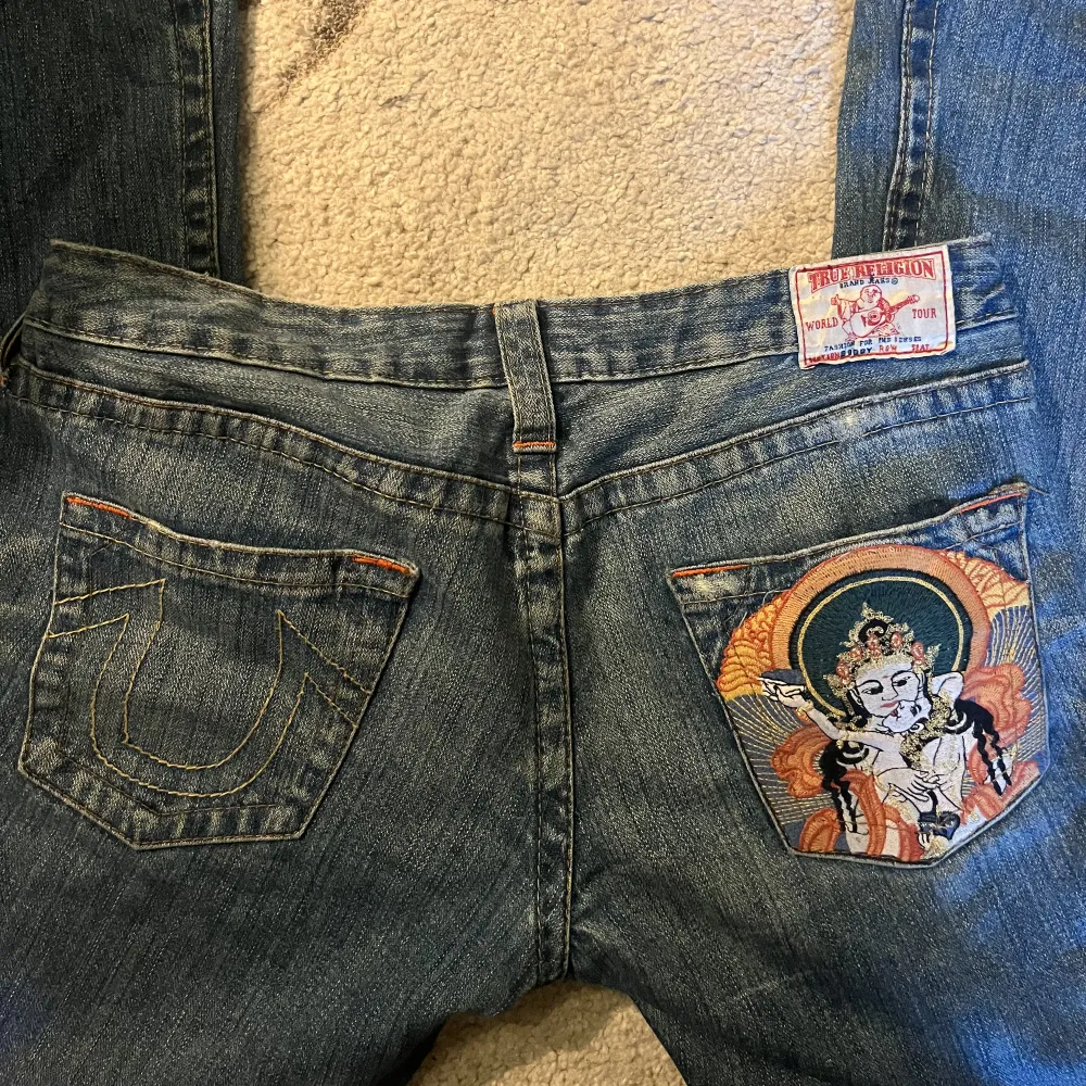 säljer mina vintage true religion jeans! modellen är bootcut och bra längd för mej som är 160cm. dom är lågmidjade och i strl 30 enligt lappen. säljer pga lite för stora i midjan. köpte på secondhand affär för 1200kr och jag har nästan aldrig använt dom.💓. Jeans & Byxor.