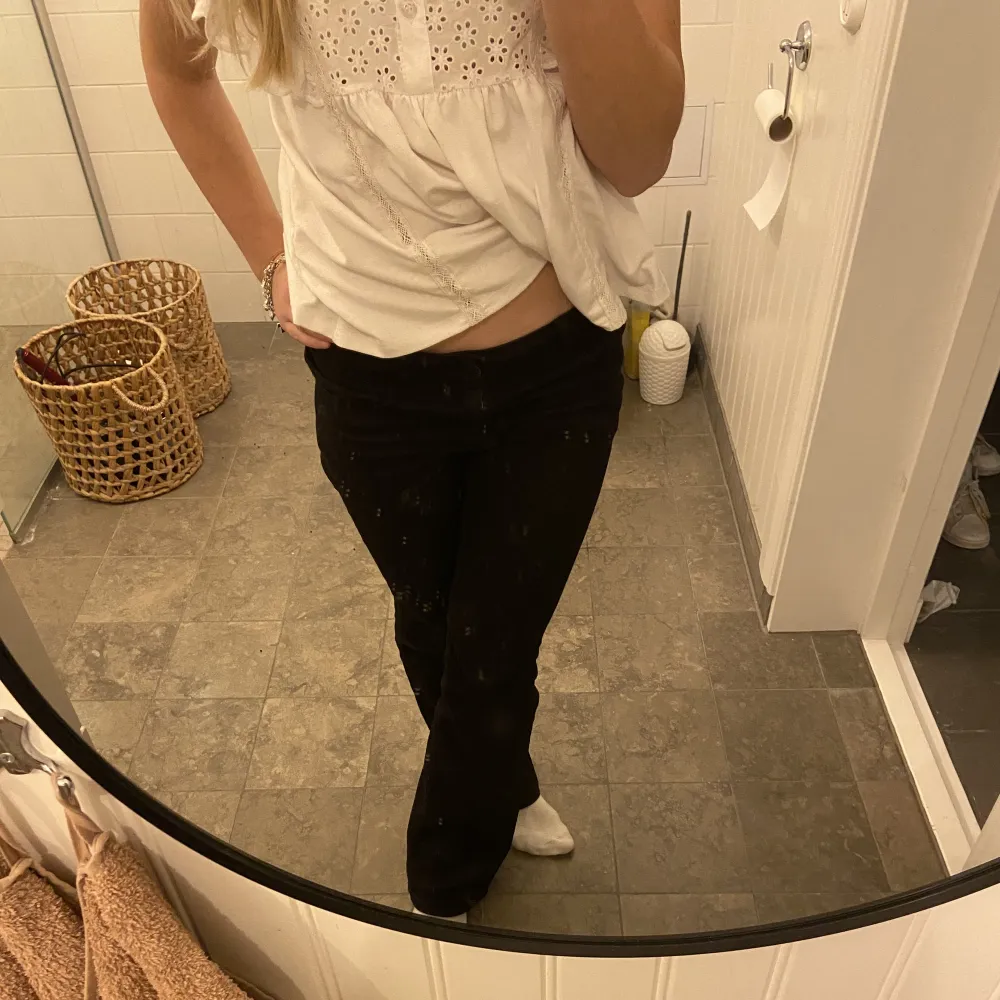 Supersnygga svarta lågmidjade jeans! Säljer för att jag har ett par andra svarta också😚jättebra skick inga fläckar eller någonting🫶🏼. Jeans & Byxor.