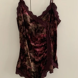 Jättefint linne i samme - Säljer detta underbara och fina linne i krossad sammet med fina detaljer. Storlek S och mörka och jordnära färger så den är lätt att matcha