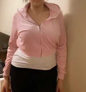 Y2K rosa zip up - Aldrig använd croppad kofta som ger mycket Y2K vibes! Har en sammetslen yta. 