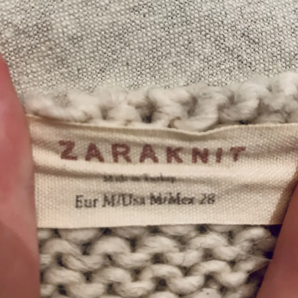 Stickad tröja från Zara. Jättefin men är lite nopprig vid ärmarna. Går att få bort.. Stickat.