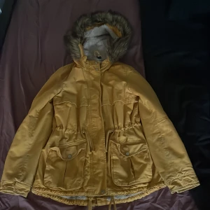 Vinterjacka, gul - Gul vinterjacka från H&M, välanvänd