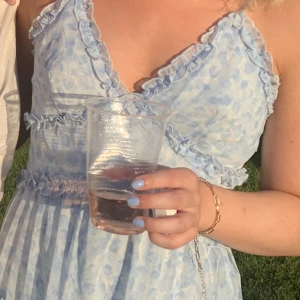 Blå volangklänning - Fin lite kortare klänning från Nakd