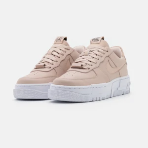 Nike skor - Jättefina Nike Air force 1 pixel. Köpta i februari och knappt använda, de är som nya. Köpta för 1399 men säljer dom för 700. Priset kan diskuteras, kom gärna privat om ni har frågor eller vill ha egna bilder💗💗