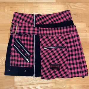 Rosa alternativ kjol - Unik kjol från Toxic Star i Japan. Man kan ta av det rosa bältet, knappt använd. Säljer då jag behöver pengarna 