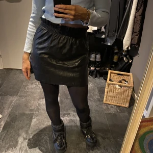 Skinnkjol🫶🫶 - Inte min stil🤙🏼 1 plagg för 70kr, 2 plagg för 100kr och 5 plagg för 250kr 🫶