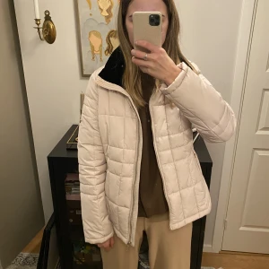 Calvin klein jacka  - Ser ut som ny! Köpt för ett bra tag sen men typ aldrig använd! Finns en luva med fluff på till den, kan leta fram den om så önskas. Varm och gosig