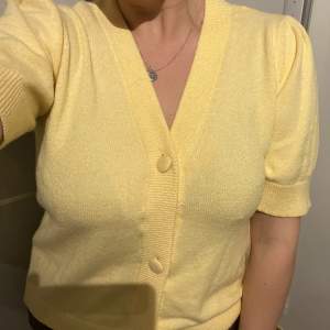Gul tröja från Vila. Knappt använd storlek M. Är inte lika gul som på bild 1. Se bild 3 för mer rättvis färg. 