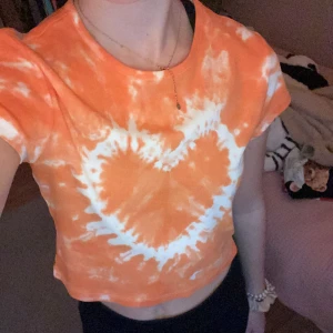 T-shirt  - Orange färjad t-shirt med ett slags hjärta på. Kommer aldrig till användning. Storlek S men passar även XS. Köparen betalar frakt