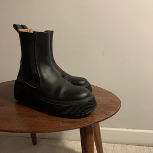 Chunky boots  - Chunky boots från Other Stories, inköpta hösten 2021 och använda en säsong. Fint skick men tecken på användning finns.