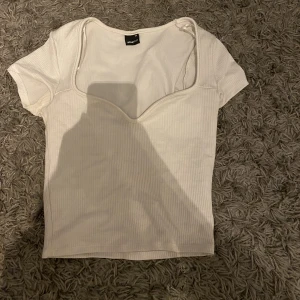 Vit topp - Väldigt fin vit topp frpn gona tricot använd 2 gånger. Skönt material och har stretch