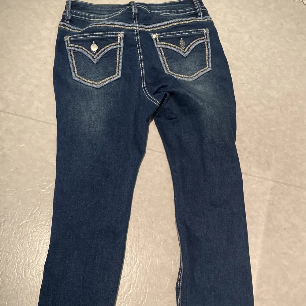 Fina lågmidjade jeans med snygga detaljer på baksidan! Dessa är väldigt snygga lågmidjade Byxor med bootcut på slutet. Sitter väldigt fint och är lågmidjade med detaljer på baksidan, Säljer eftersom att dem är lite för korta för mig som är 166-167!💞. Jeans & Byxor.