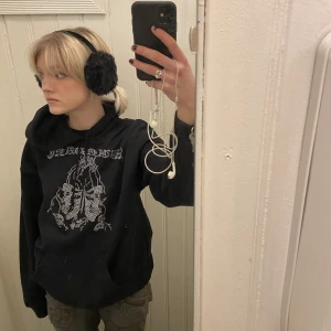 Abundant hoodie - abundant og rhinestone hoodie som aldrig kommit till användning, skicket är 10/10 säljer då den tyvärr var förstor på mig😿köpt för 800kr