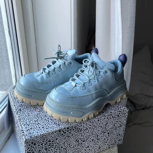 Eytys angel patent ice 38 - Superfina blå eytys i patent leather!
