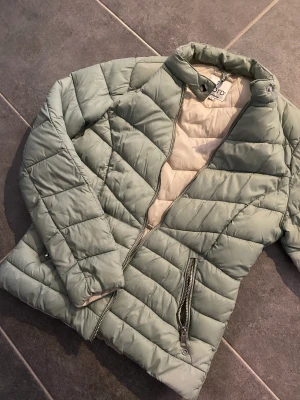 Jacka  - Jacka från Gina Tricot använd men i jätte bra skick 