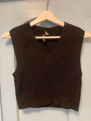 Väst - Tre västar från hm som är helt oanvända då det inte va min stil.