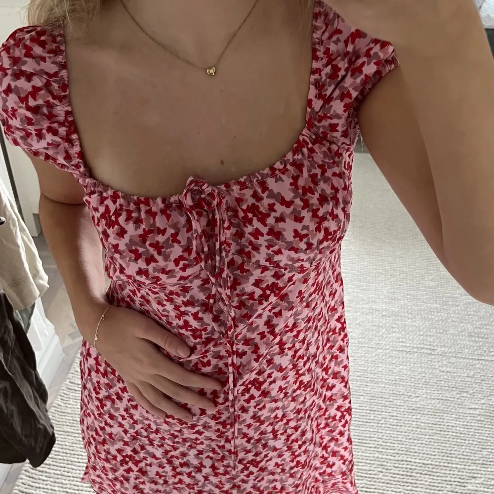 En kort blommig klänning från Motel i storlek S🌺enbart använd en gång och därmed nästan i nyskick!. Klänningar.