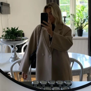 Beige kappa - Beige kappa från H&M, fint skick men har en liknande så har ingen användning för den längre dessvärre. Storlek XS, men passar mig som normalt sett är en Medium Kan givetvis skicka fler bilder vid förfrågan❤️