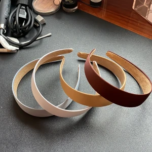Hårband - Hårband 4st i blå, vit, beige och brun. Säljer alla 4 för 60kr (60kr för att få alla 4)