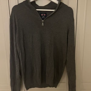 Grå zip tröja - Jag säljer denna grå zip tröjan i storlek M😊 Skick: 10/10
