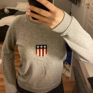 Sweatshirt - Gant - Grå sweatshirt från Gant med tydligt märke. Inga anmärkningar då den är i nyskick men säljs pga ingen användning 💕