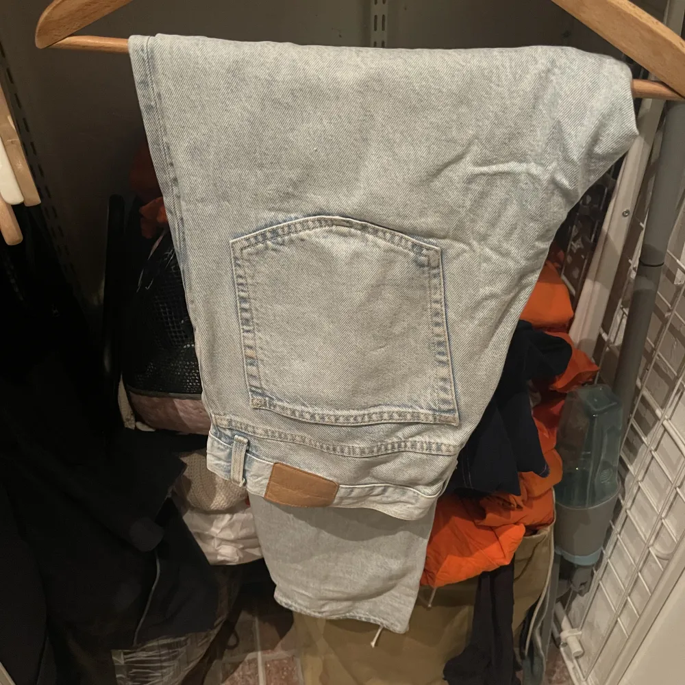 Jeans från weekday i bra skick, finns ett par små fläckar som borde gå bort vid tvätt. Därav priset . Jeans & Byxor.