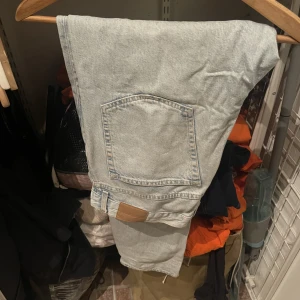 Weekday Barrel jeans, storlek 33/32 - Jeans från weekday i bra skick, finns ett par små fläckar som borde gå bort vid tvätt. Därav priset 