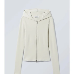 Cut tight zip hoodie - En jätte fin kort likande top i off White från weekday som har dragkedja upp och ner till i storlek L men jag är vanligt viss en S men tycker den sitter bra bara använde 3 gånger praktiskt taget ny köparen står för frakten💞 Ny pris 450 