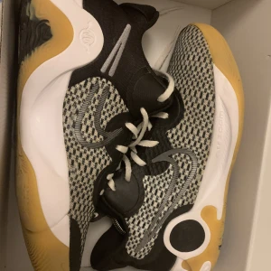 Kd trey 5 IX - Kd trey 5 IX basketskor. Bra skick. Köpta för 1200kr. Låda finns. Skriv till mig för mer information.