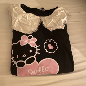 Sweatshirt/klänning  - En otroligt oversized sweatshirt som också funkar som klänning pga den stora storleken! Storlek 18.  Köparen står för frakt. 