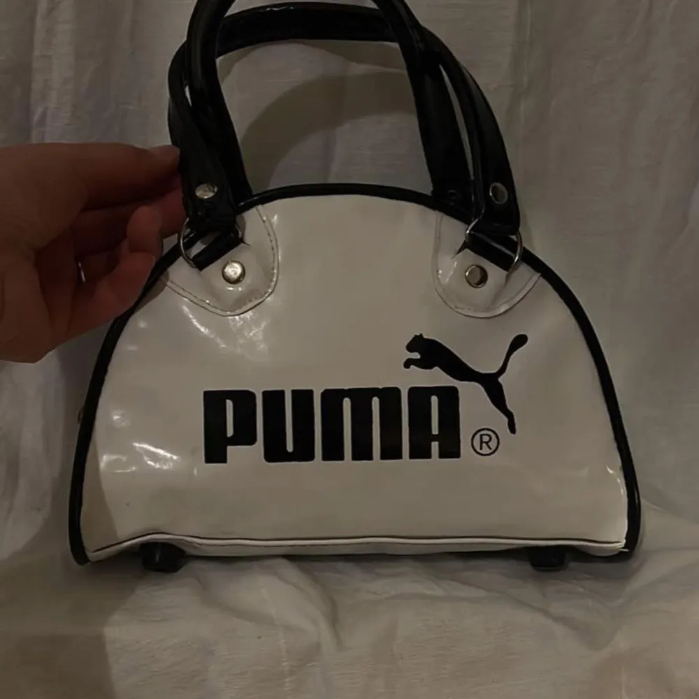 Fin väska från Puma ✨. Väskor.