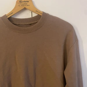 Sweatshirt - En superfin brun sweatshirt som tyvärr inte används längre! Använd fåtal gånger. Kika gärna in mina andra annonser och se om du hittar något annat du gillar, då jag rensat ut massvis med kläder, samfraktar gärna!🤍