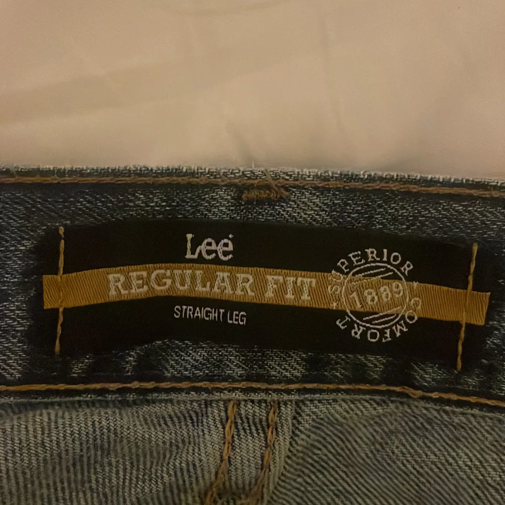 Ljus blå Lee jeans, stl. 32, sitter exakt på min midja och lite längre på mig som är 171cm lång, bra skick, säljer pga inte nävens så många gånger, Köparen står för frakt❤️😊❤️. Jeans & Byxor.