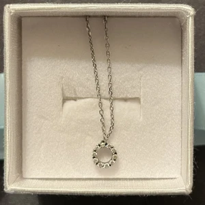 Silverhalsband - Silverhalsband köpt på Guldfynd för flera år sen, ser ut som nytt! Nypris 349 kr. Frakt ingår i priset 