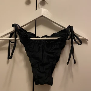 Bikiniunderdelar - Två fina bikiniunderdelar ifrån Shein i storlek M som är oanvända. 20kr styck🥰
