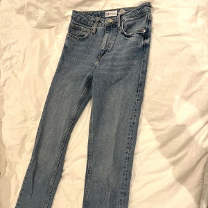 Blåa jeans från zara  - Säljer dessa blåa jeans från zara. Storlek 34. Slitningar/fransar vid byxkanten längst ner