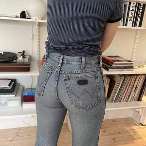 Vintage Wrangler-jeans i strl w29/30 l32, bra längd på mig som är 172cm. Inget att antyda på, väl använda men fint skick. 