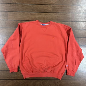 Champion Sweatshirt - Snygg vintage sweatshirt i storlek L i en snygg röd färg! Använd gärna köp nu!  Bara o skriva om du undrar över något🙏