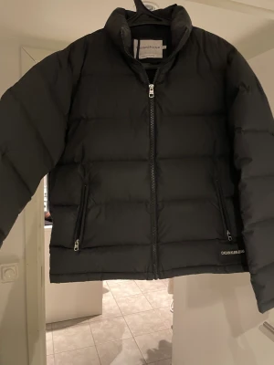 Calvin Klein puffer jacket  - En dunjacka fint sick. Lite smutsig men kan tvättas. Från Calvin Klein  