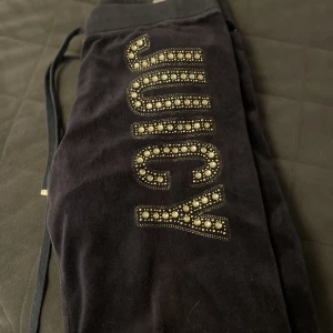 Juicy couture byxor  - Juicy byxor marinblå🧿 den gammla modellen men har fickor där bak😍Är i storlek XS men lite stora så typ S! Är raka i benen med resor så inte utsvängda som den nya varianten 