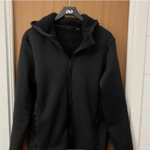  Teddyjacka - En svart och skön teddyjacka med storlek M