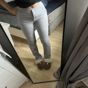 Midrise kostymbyxor - Kostymbyxor ifrån hm i storlek 36 använd enstaka gång, snygg ljusgrå färg 