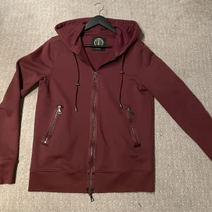 Limitato zip hoodie - Säljer en limitato zip hoodie i storlek S. Den är i väldigt bra skick. Skick 9/10. Jag har tags till den. Nypris runt 4000kr. Skriv om ni vill ha fler bilder! 