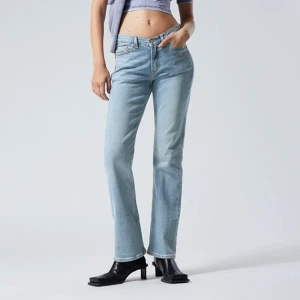 Blåa jeans - Säljer dessa nästintill oanvända jeansen från weekday💗skulle säga att dom är mid waist. Hör av dig vid frågor eller om du är intresserad!